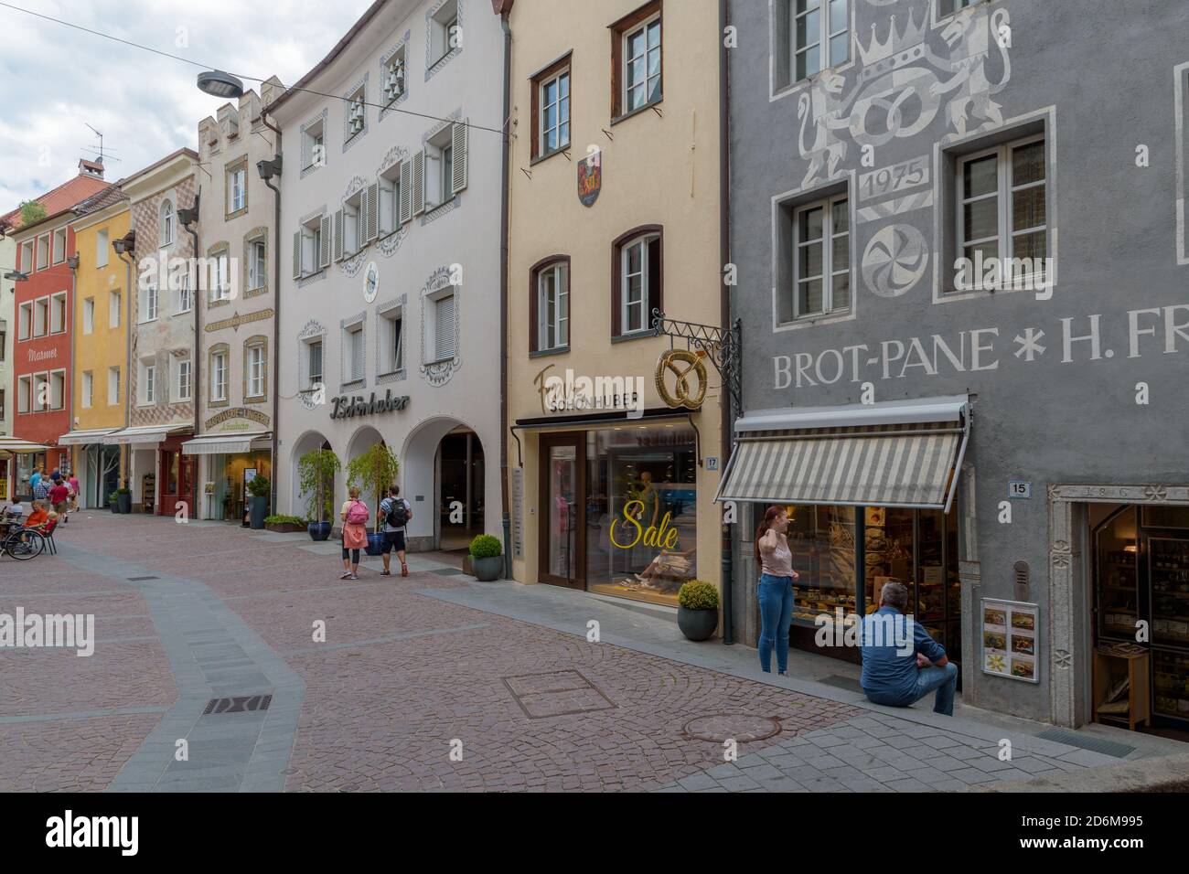 Die Altstadt von Bruneck in Südtirol mit alten Häusern. Stockfoto