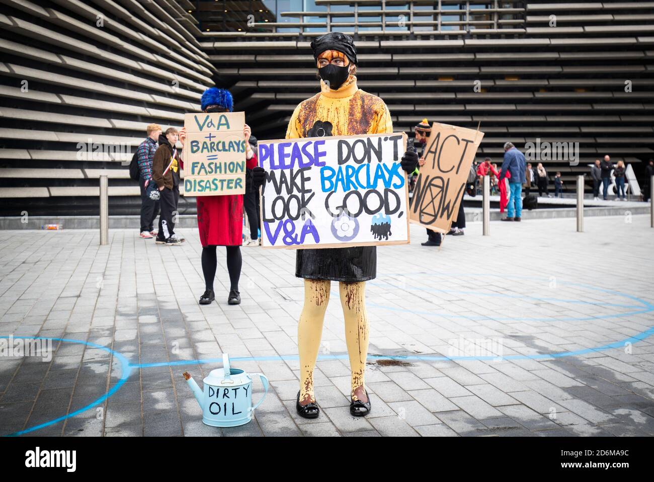 Extinction Rebellion Protestierende vor der V&A in Dundee, Schottland, wo sie eine Demonstration gegen das Sponsoring der Mary Quant Ausstellung durch die Barclays Bank abhalten. Stockfoto