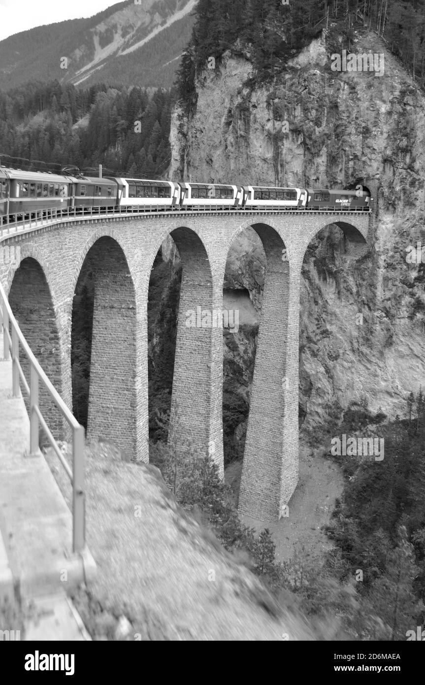 Der Glacier Express ist der Fahrt über die Schweizer Alpen und durch die Unesco zum Weltkulturerbe von Zermatt nach St. Moritz Stockfoto