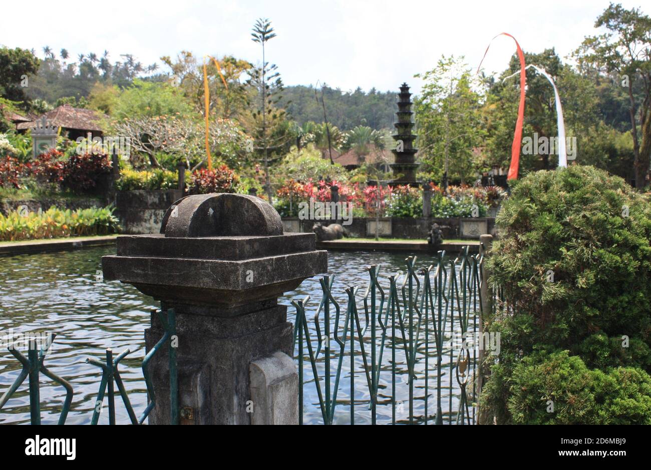 Teich im Garten mit Brunnen im Hintergrund, Bali, Indonesien Stockfoto