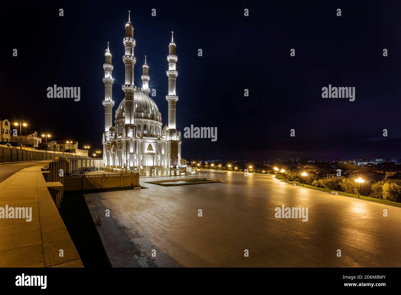 Die Heydar Moschee in Baku, Aserbaidschan bei Nacht Stockfoto