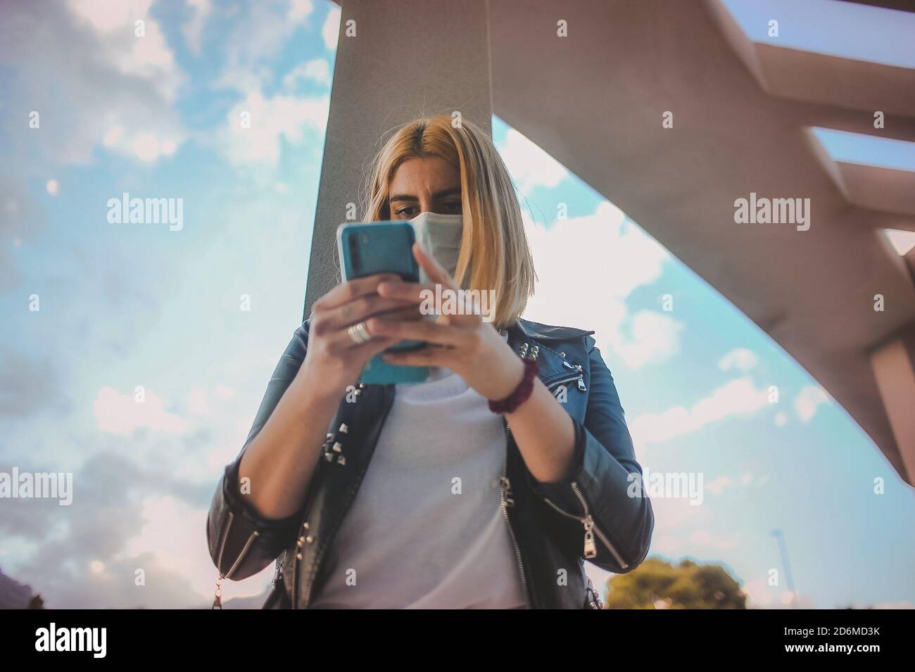 Frau mit Telefon neu normal Stockfoto