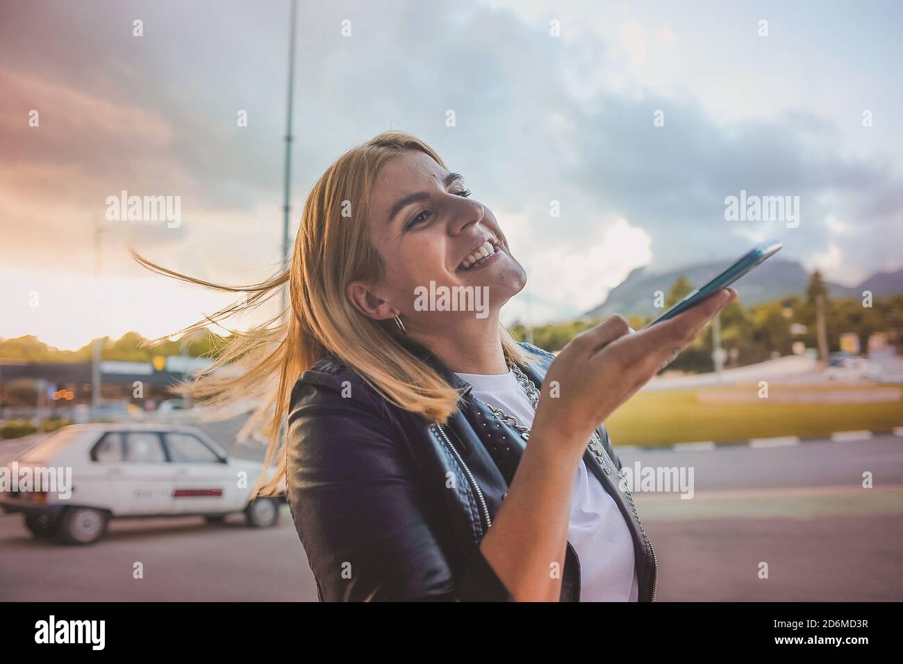 Frau mit Telefon im Freien Stockfoto