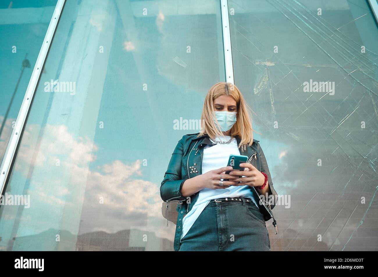 Frau mit Telefon neu normal Stockfoto