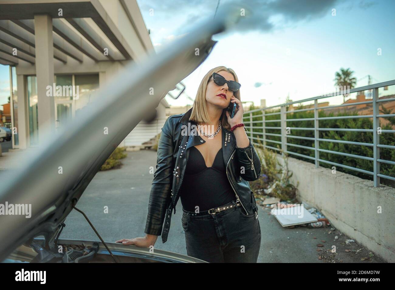 Frau Auto brach mit Telefon Stockfoto