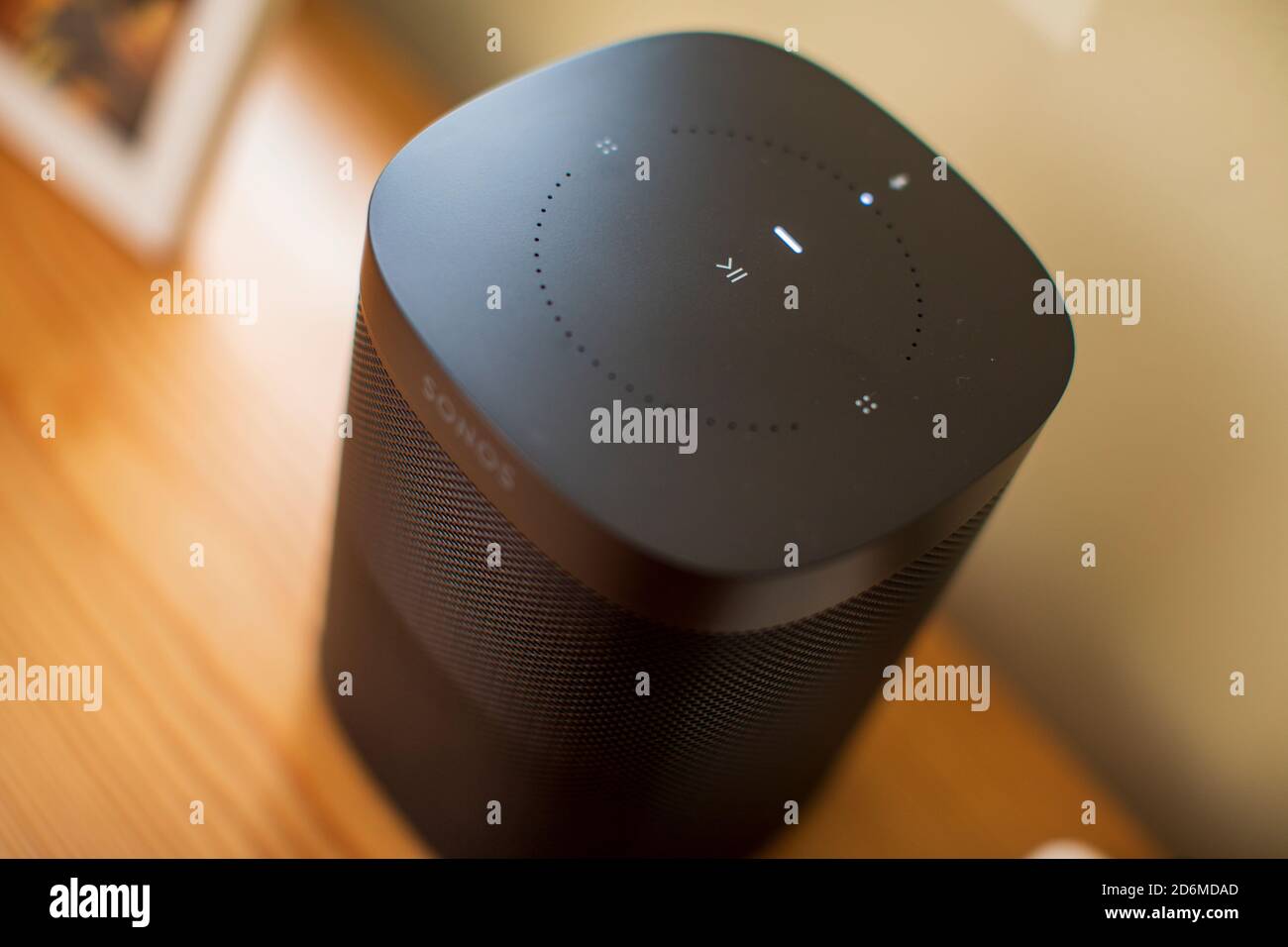 Sonos Smart Speaker in einem britischen Zuhause neben einem Wireless-Router und Fotos Stockfoto