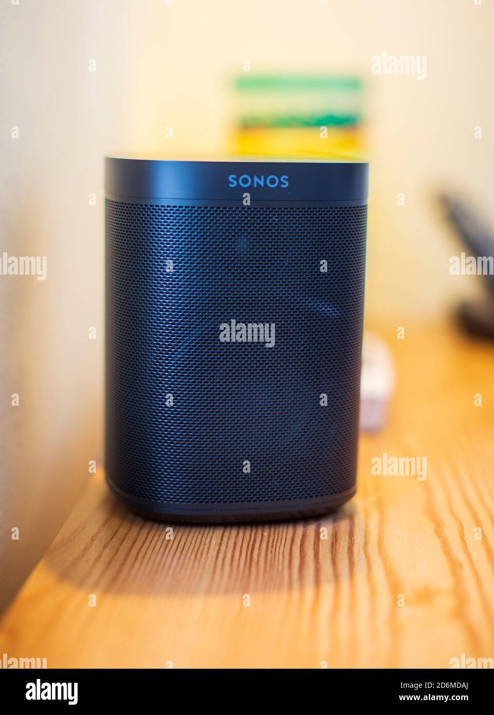 Sonos Smart Speaker in einem britischen Zuhause neben einem Wireless-Router und Fotos Stockfoto