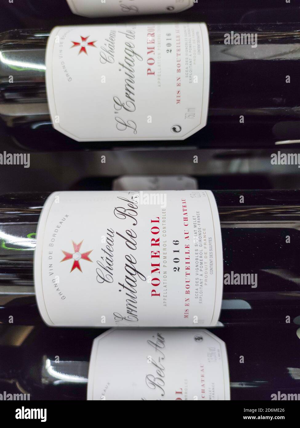 Builboreau, Frankreich - 14. Oktober 2020:Reihe von Pomerolflaschen, klassifizierte Anbauflaschen Französische Weine für den Verkauf in den Regalen des Supermarktes Stockfoto