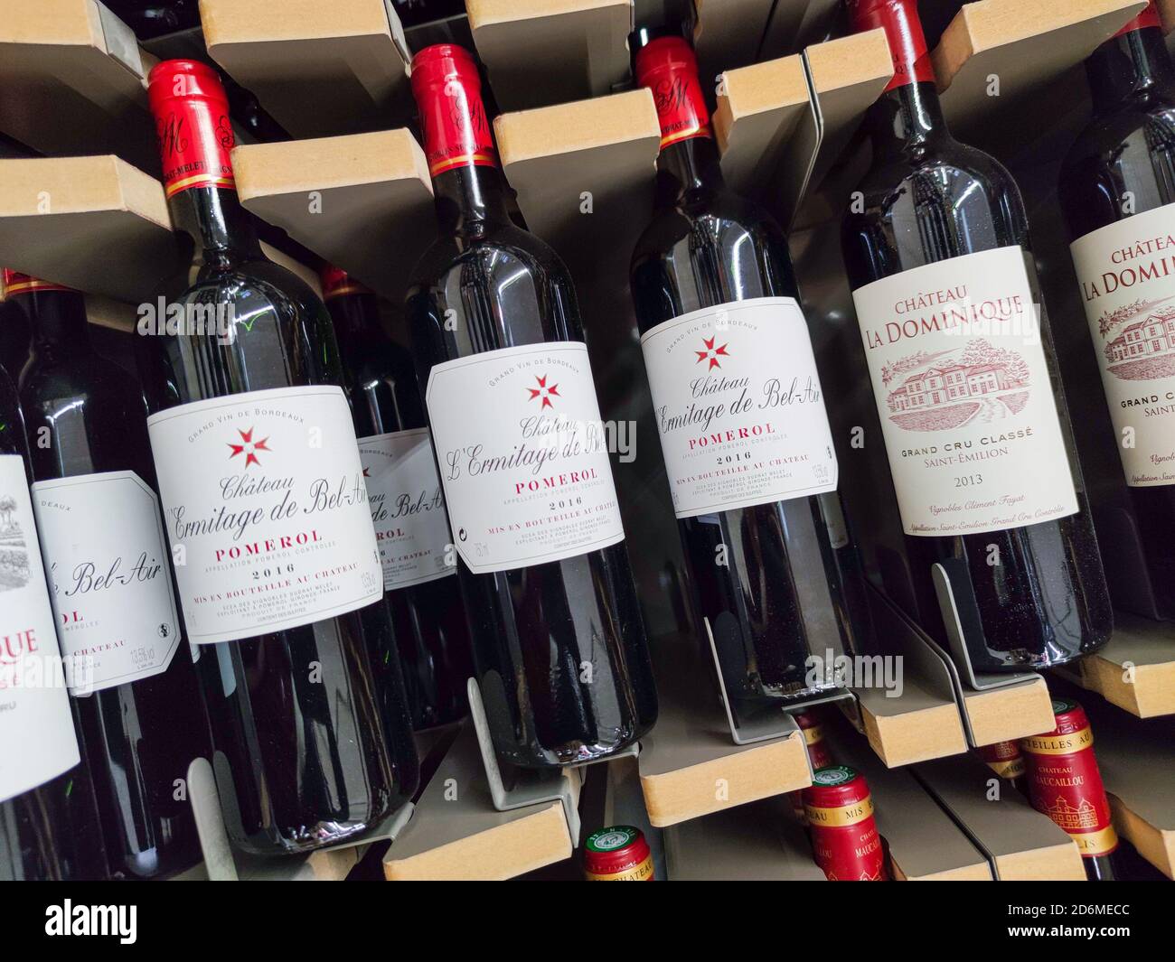 Builboreau, Frankreich - 14. Oktober 2020:Reihe von Pomerol- und Saint-Emilion-Flaschen, klassifizierte Anbauflaschen Französische Weine werden im Superm verkauft Stockfoto