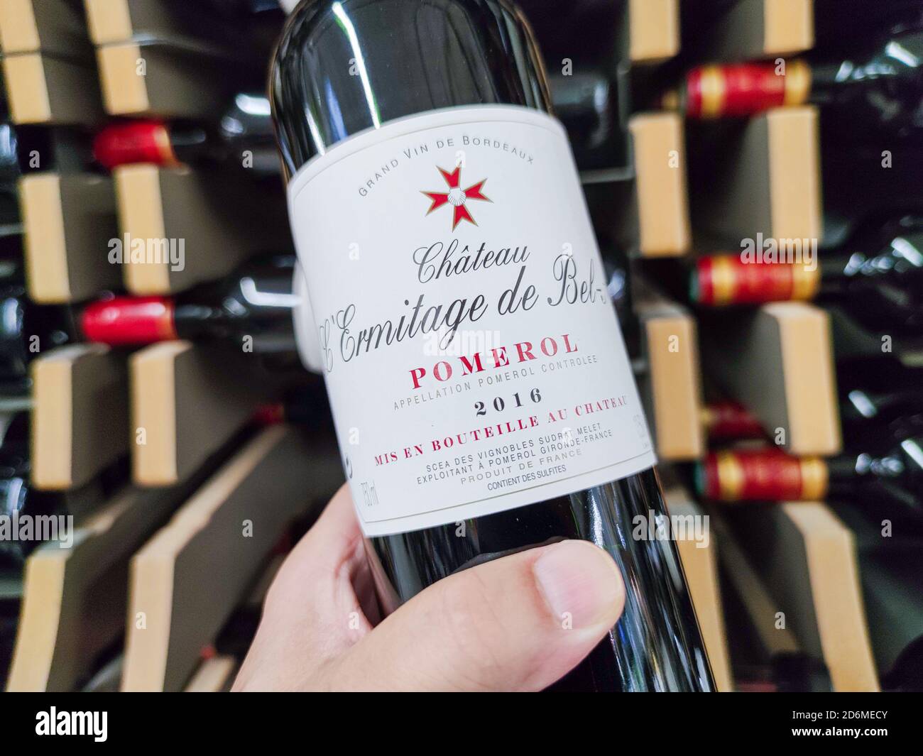 Builboreau, Frankreich - 14. Oktober 2020:Nahaufnahme von man Hand beim Kauf einer Pomerol klassifizierten Wachstumsflasche, einem großen französischen bordeaux-Wein im Supermarkt Stockfoto