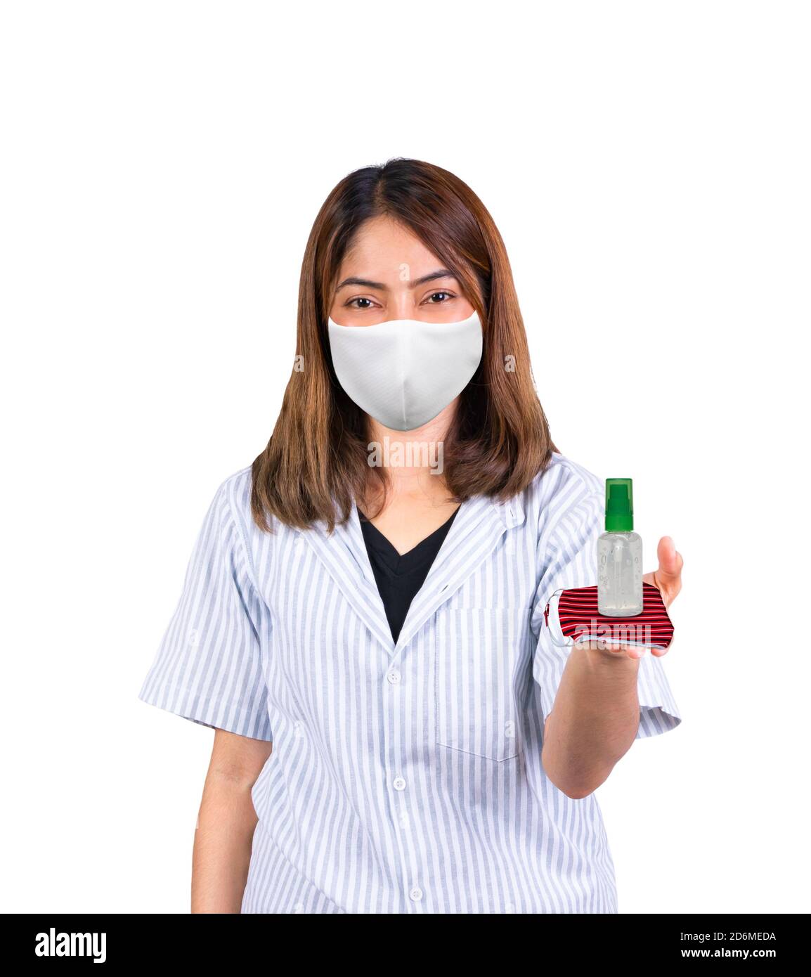 Frau trägt Stoffmaske und Produkt Gel antibakterielle antiseptische Ort Zur Verfügung Stockfoto