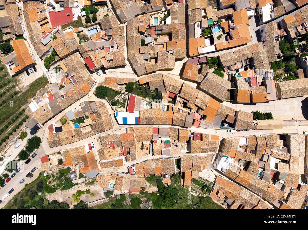 Direkt von oben Blick auf alte Häuser Dächer und Straßen, Blick von oben. Montesa Dorf. Spanien Stockfoto