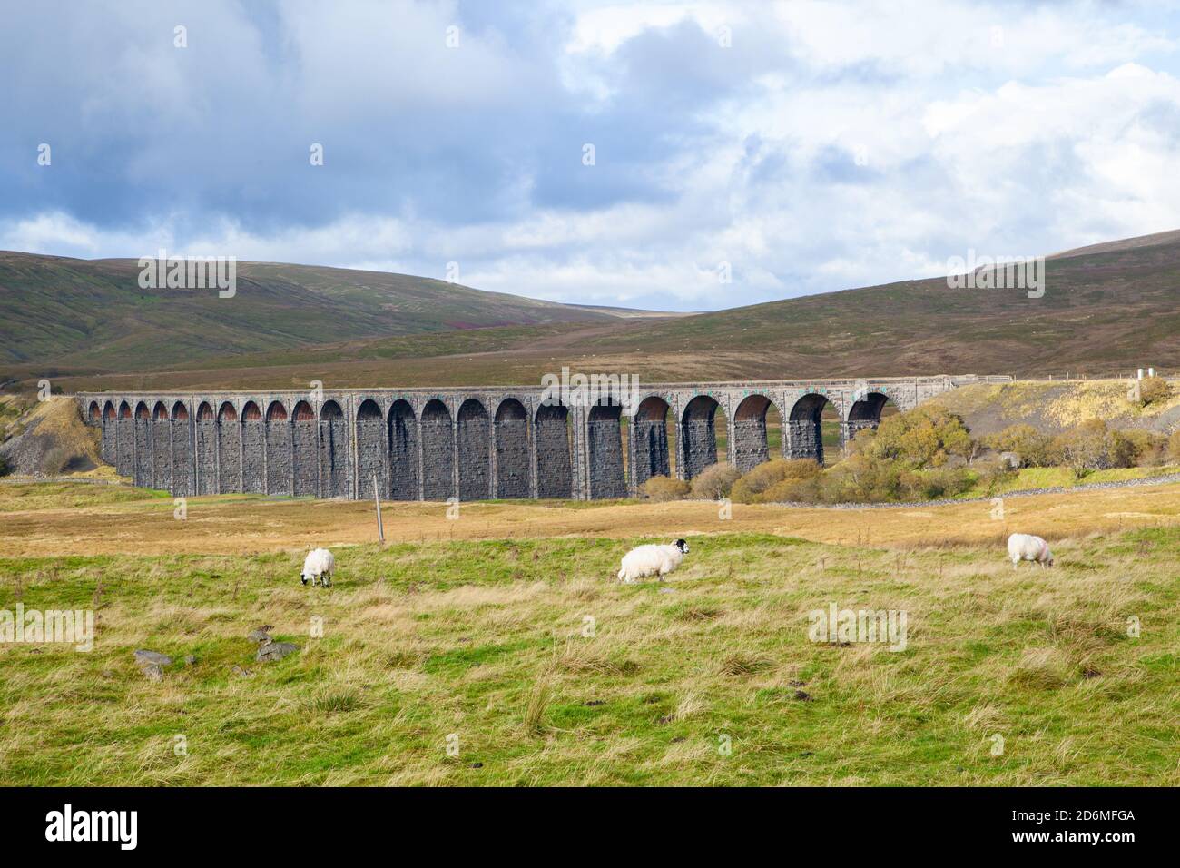 Das Ribblehead Viadukt, das die besiedelte zu Carlisle Eisenbahn rüber trägt Blea Moor in Ribblesdale North Yorkshire Dales England mit Whernside Behind Stockfoto