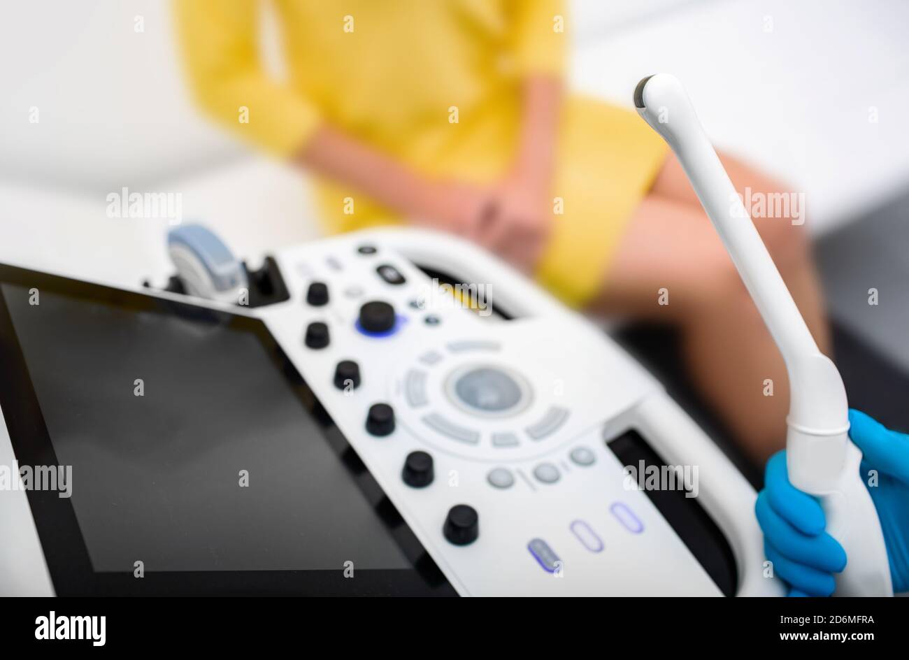 Transvaginale Ultraschalluntersuchung von Uterus und Eierstöcken bei Patientinnen. Gynäkologie. Ultraschallbüro. Nahaufnahme des Ultraschallsensors Stockfoto