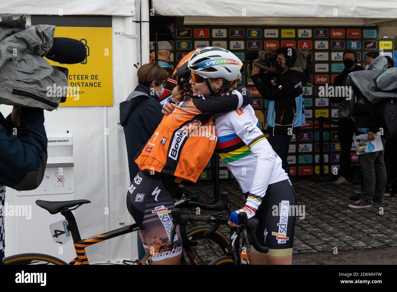 OUDENAARDE, 18-10-2020, Radfahren, Ronde van Vlaanderen, Chantal Blaak wint de Ronde van Vlaanderen. Hier feliciteert Anna van der Breggen Amy Pieters met haar tweede plaats Stockfoto