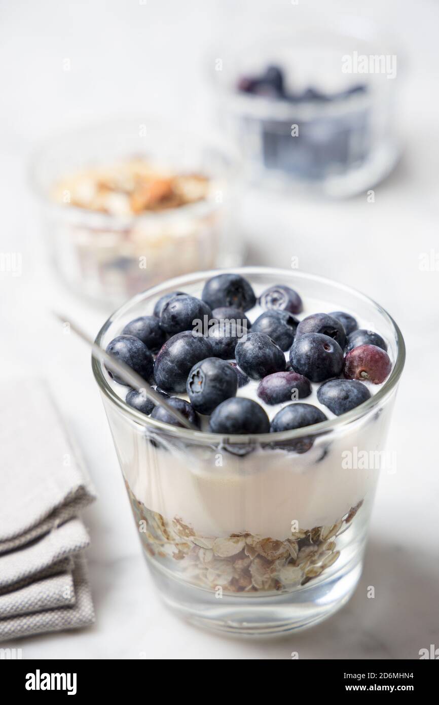 Gesundes Frühstück mit Müsli, Joghurt und Obst Stockfoto