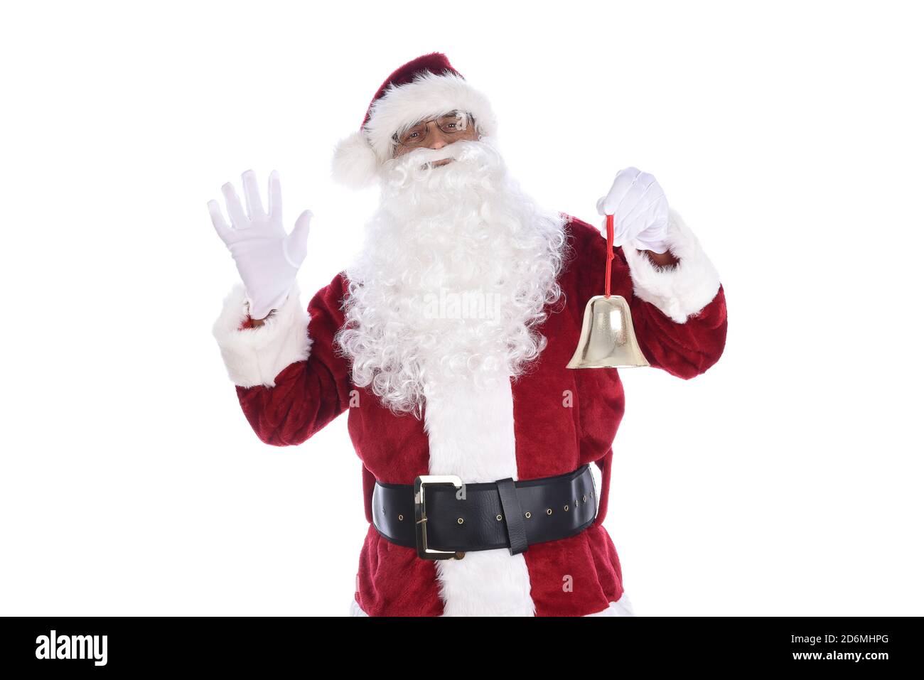 Senior Mann in traditionellen Weihnachtsmann Kostüm hält eine goldene Glocke Ornament in einer Hand und winkt mit der anderen. Isoliert auf Weiß. Stockfoto