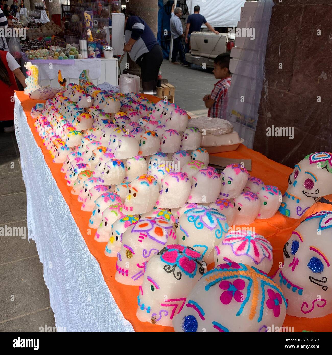 Traditionelle Zuckerschädel zum Verkauf in Patzcuaro, Mexiko, wo sie verwendet werden, um Altäre geschaffen, um die Toten während des Tages der Toten zu erinnern schmücken. Stockfoto