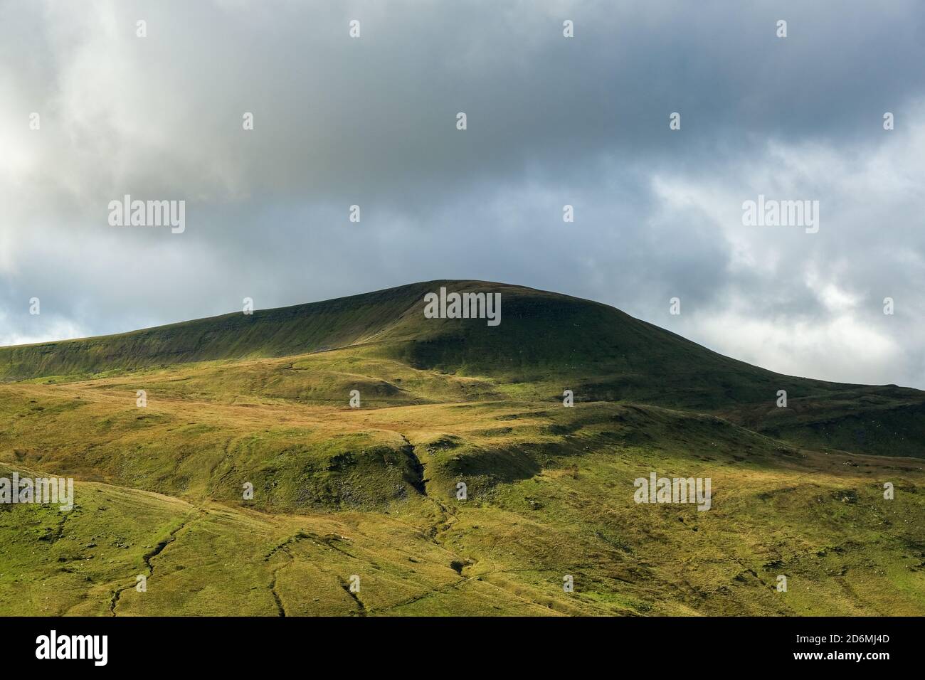 Blick auf einen Berg vom Hügel, der auf ist Der Weg zum Cribyn Berg Stockfoto