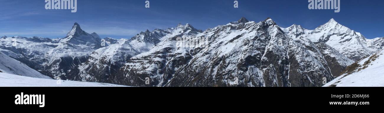 Panoramablick auf das Matterhorn im Schnee Stockfoto