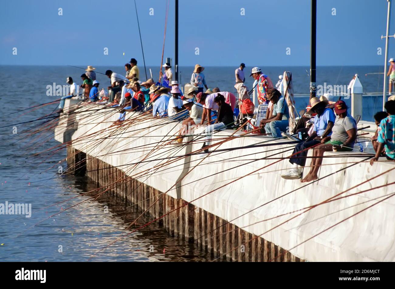 Angeln für gesprenkelte Barsch (Crapi) in Pahokee Stadt auf dem Lake Okeechobee, Florida Stockfoto
