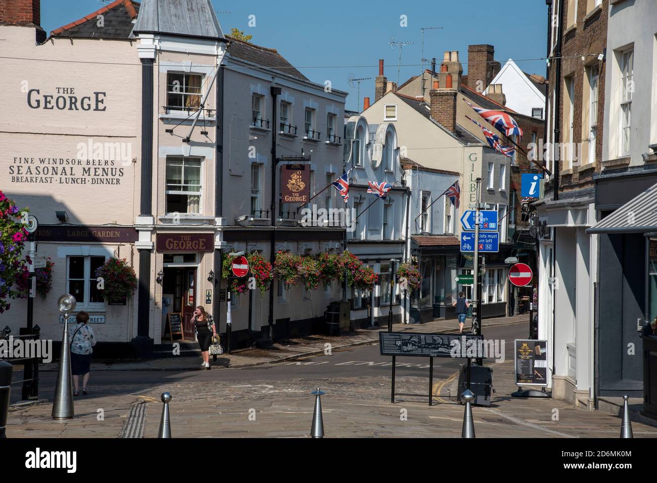 Eton, Buckinghamshire, England, Großbritannien. 2020. Eton High Street von der Windsor Eton Brücke mit ihren Geschäften und Pubs aus gesehen. Stockfoto