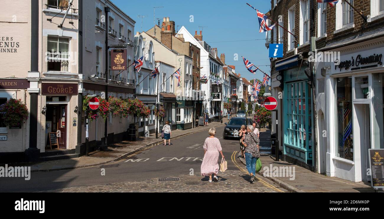 Eton, Buckinghamshire, England, Großbritannien. 2020. Eton High Street von der Windsor Eton Brücke mit ihren Geschäften und Pubs aus gesehen. Stockfoto