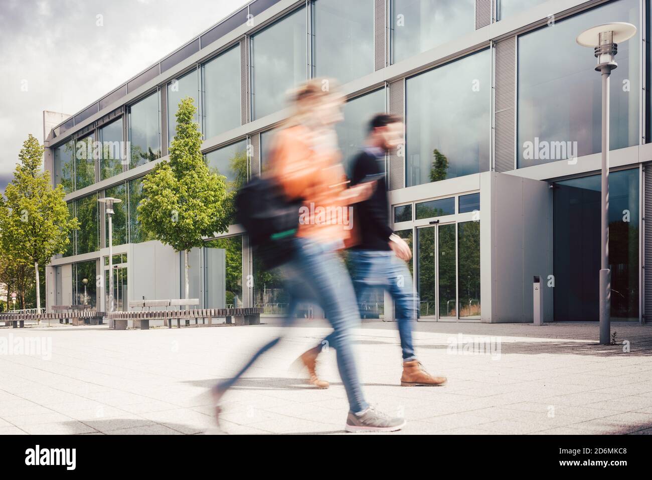 Verschwommene Silhouette von Studenten, die auf dem Universitätscampus beschäftigt sind Stockfoto