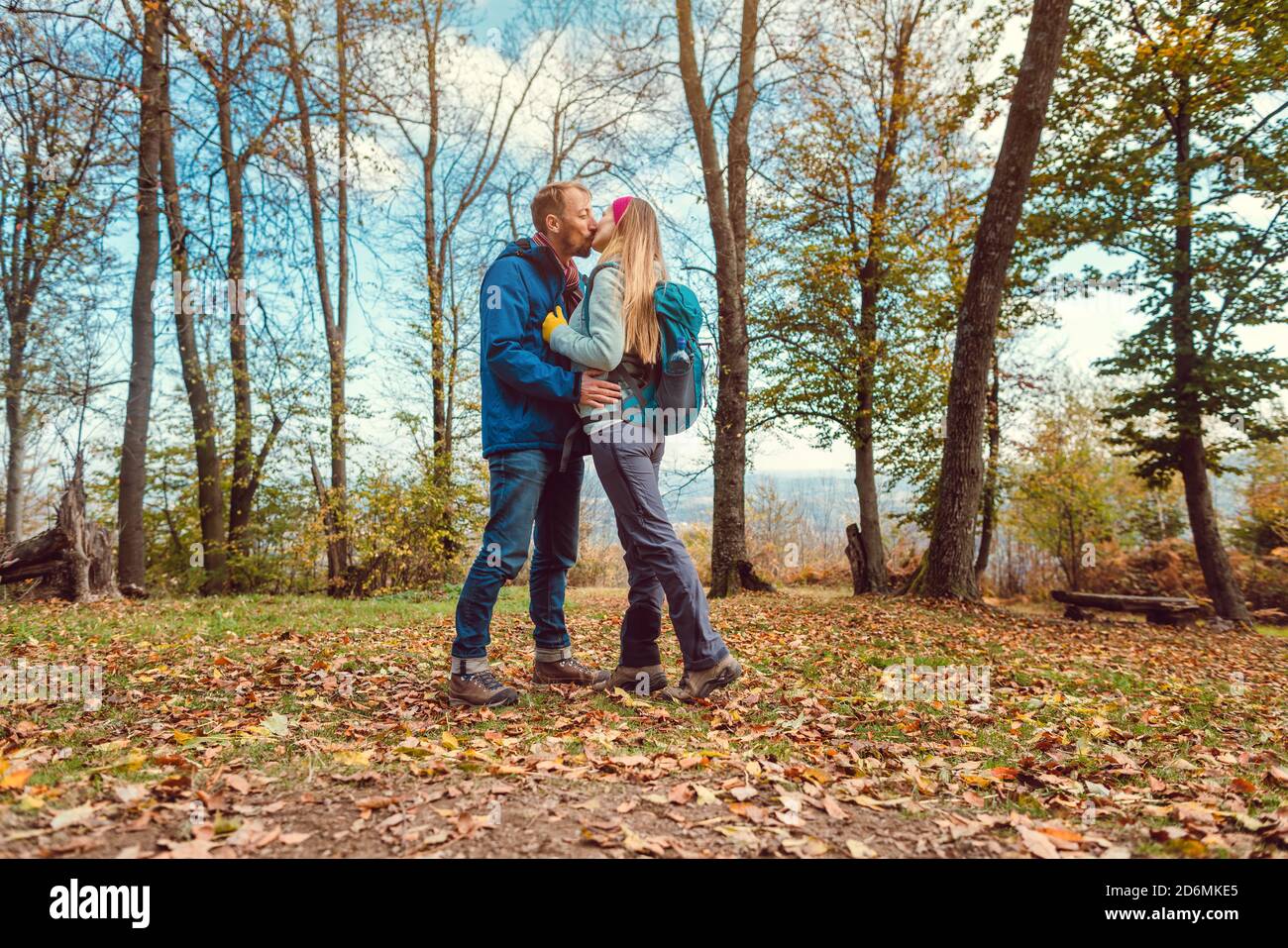 Paar Mann und Frau küssen während Spaziergang im Herbst Stockfoto