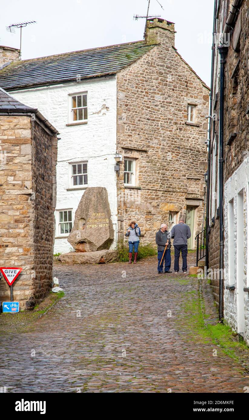 Die engen gepflasterten Straßen des Cumbrian Dorf Dent In Dentdale im Yorkshire Dales Nationalpark Cumbria England VEREINIGTES KÖNIGREICH Stockfoto