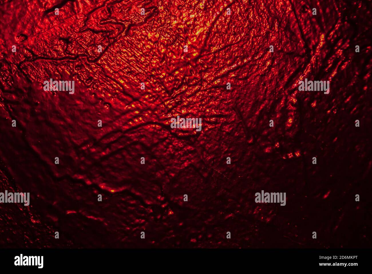 Beleuchtet in rot schwarz Textur Wand als Hintergrund Stockfoto