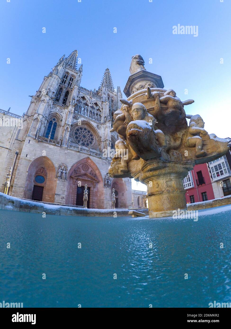 La Catedral de Burgos cubierta por la nieve Stockfoto