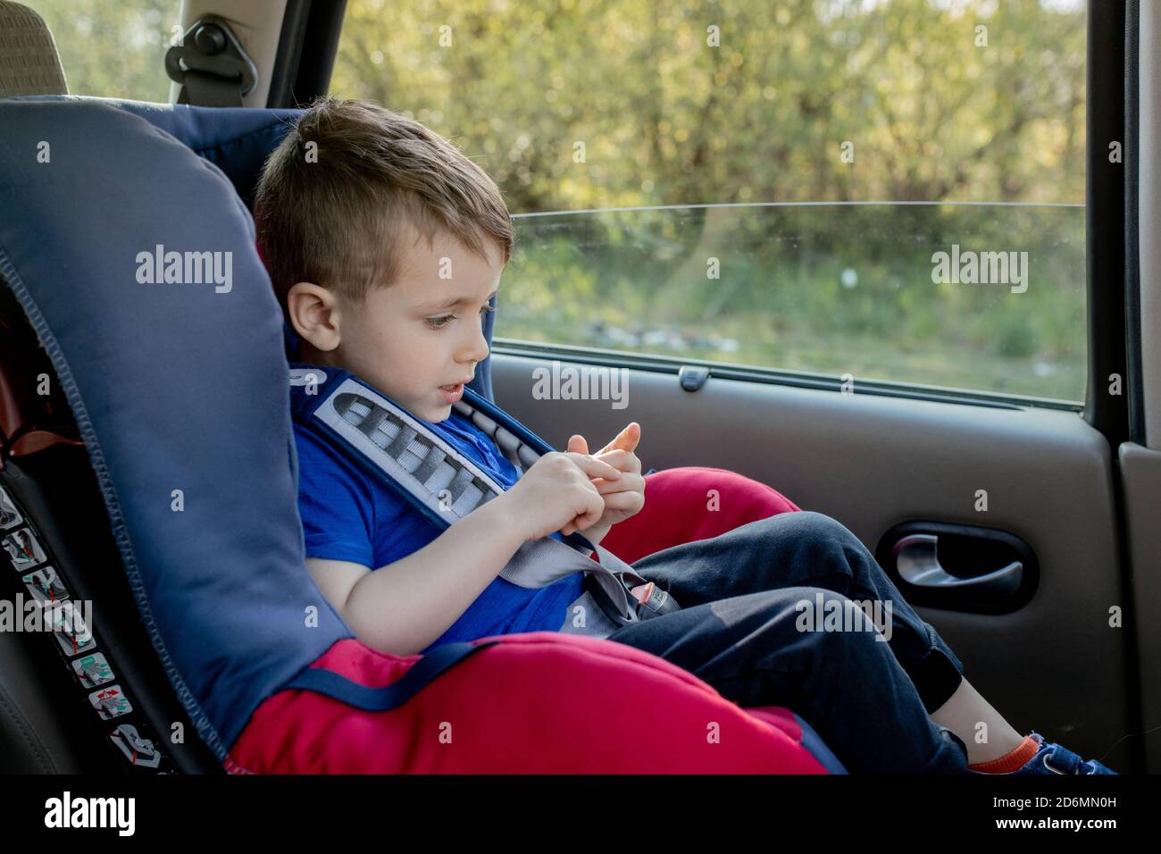 Kind 8 Jahre Ständig Schlechte Laune 4 jahre alt im autokindersitz -Fotos und -Bildmaterial in hoher
