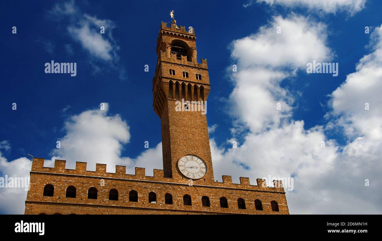 Palazzo Vecchio (Alter Palast) Uhrturm zwischen Wolken, das schöne Rathaus von Florenz im 14. Jahrhundert errichtet und von der berühmten medieva entworfen Stockfoto