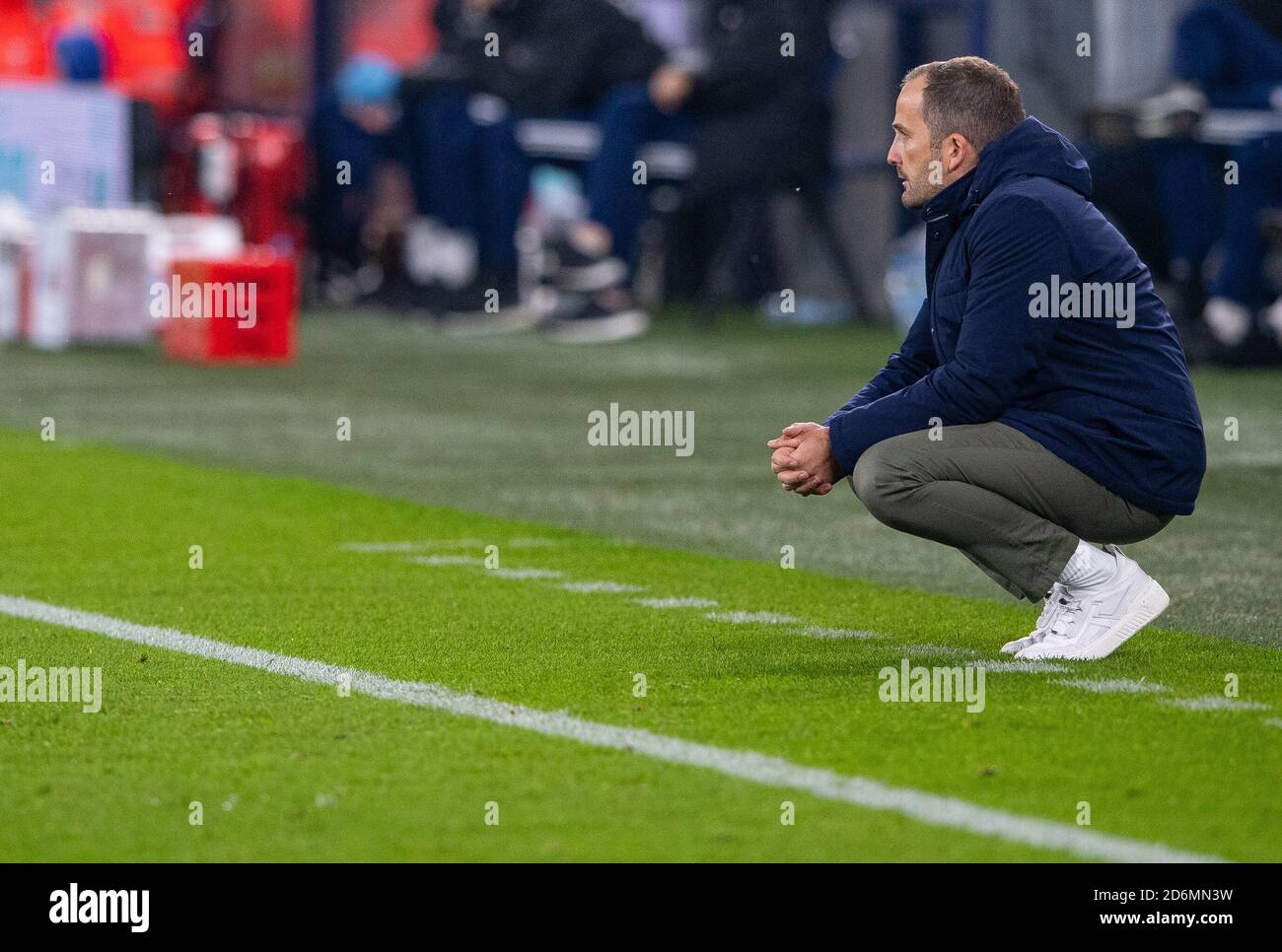 Gelsenkirchen, Deutschland. Oktober 2020. Fußball: Bundesliga, FC Schalke 04 - 1. FC Union Berlin, 4. Spieltag in der Veltins Arena. Schalkes Trainer Manuel Baum sitzt in seiner Trainerzone und verfolgt das Spiel. Quelle: Guido Kirchner/dpa - WICHTIGER HINWEIS: Gemäß den Bestimmungen der DFL Deutsche Fußball Liga und des DFB Deutscher Fußball-Bund ist es untersagt, im Stadion und/oder aus dem Spiel aufgenommene Aufnahmen in Form von Sequenzbildern und/oder videoähnlichen Fotoserien zu nutzen oder auszunutzen./dpa/Alamy Live News Stockfoto