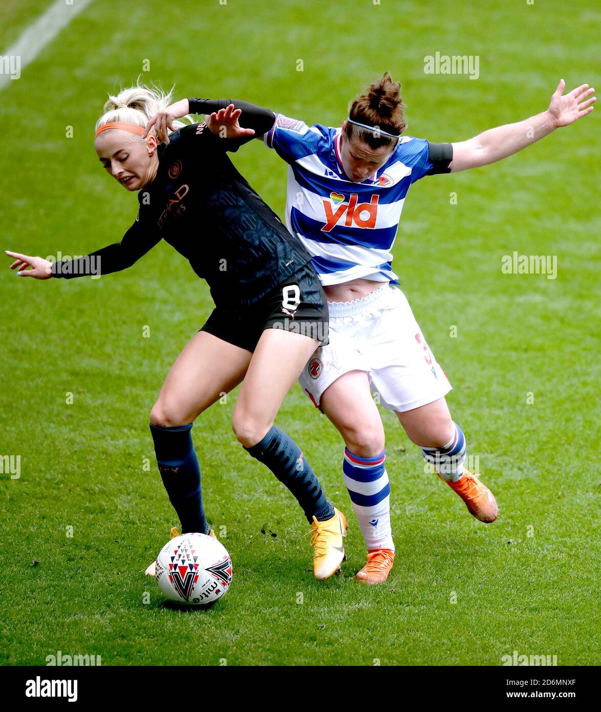 Chloe Kelly (links) von Manchester City und Emma Mitchell von Reading kämpfen während des Spiels der FA Women's Super League im Madejski Stadium, Reading, um den Ball. Stockfoto