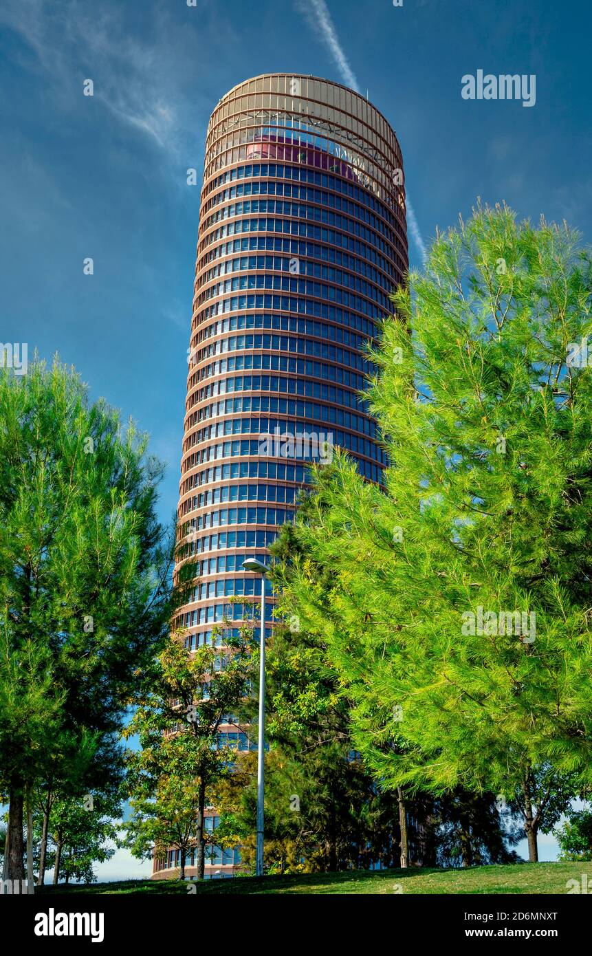 Der Sevilla Turm (Torre Sevilla), bis 2015 bekannt als der Pelli Turm, ist ein Büro-Wolkenkratzer in Sevilla. Stockfoto