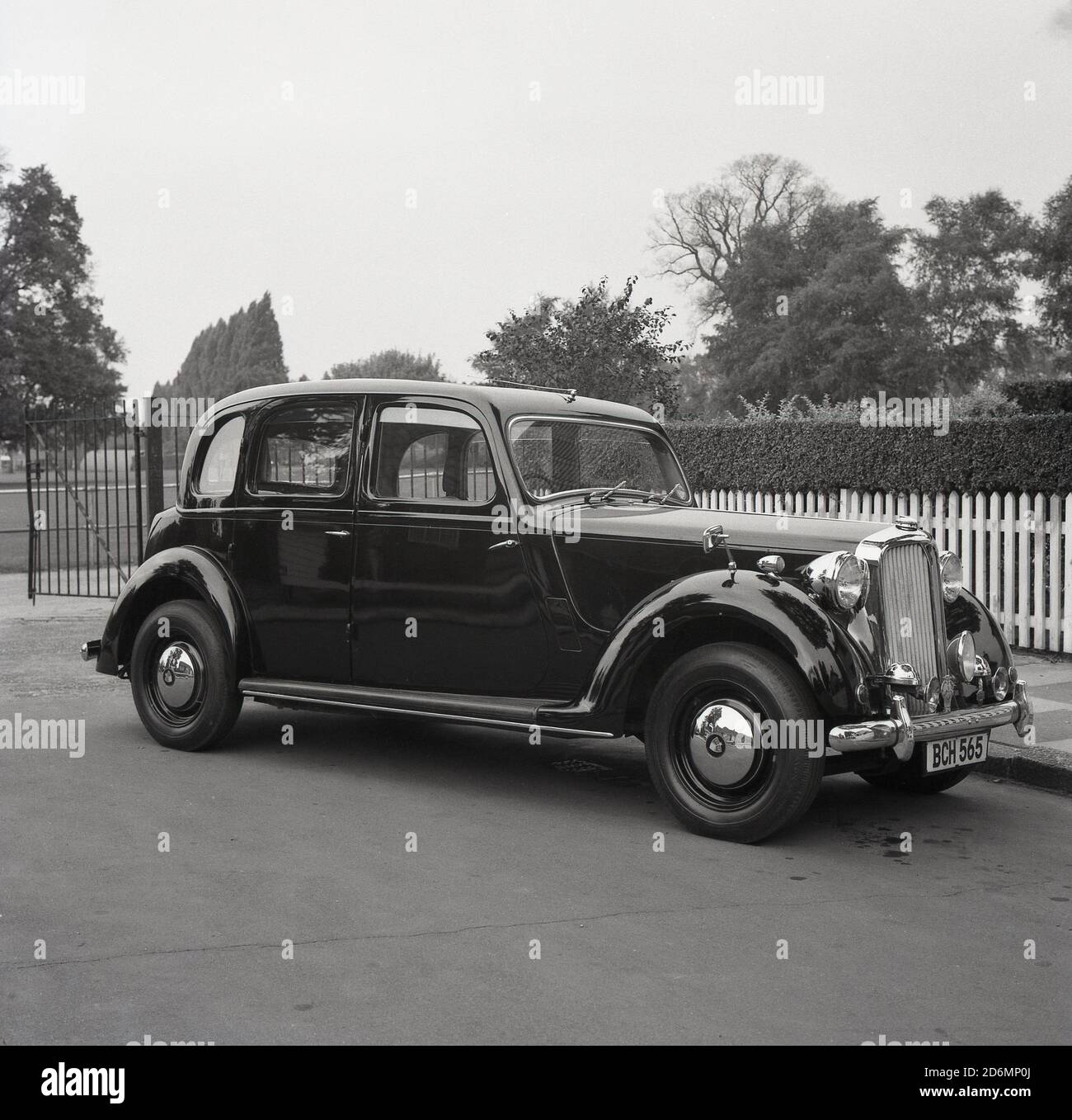 1960s, historisch, ein eleganter Rover 16-Wagen, der an einem Eingang zu einem Vorstadtpark, South London, England, Großbritannien, geparkt ist. Eine viertürige Limousine mit einer Höchstgeschwindigkeit von 77 mph, britische Marke und gebaut zwischen 1937 und 1940. Stockfoto