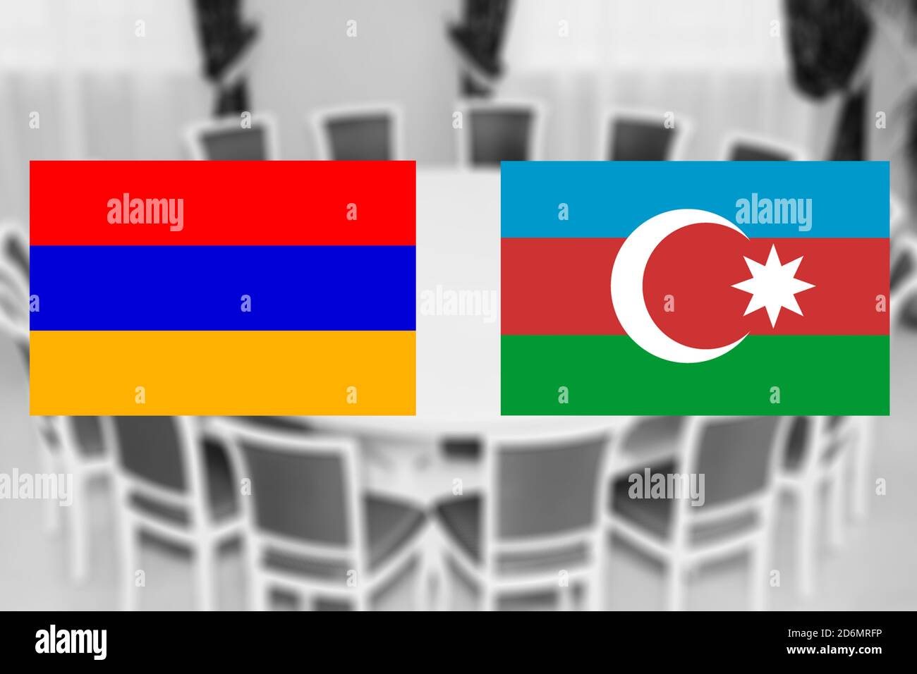Flaggen von Aserbaidschan und Armenien auf dem Hintergrund des runden Tisches. Der Waffenstillstand der Kriegsparteien Stockfoto