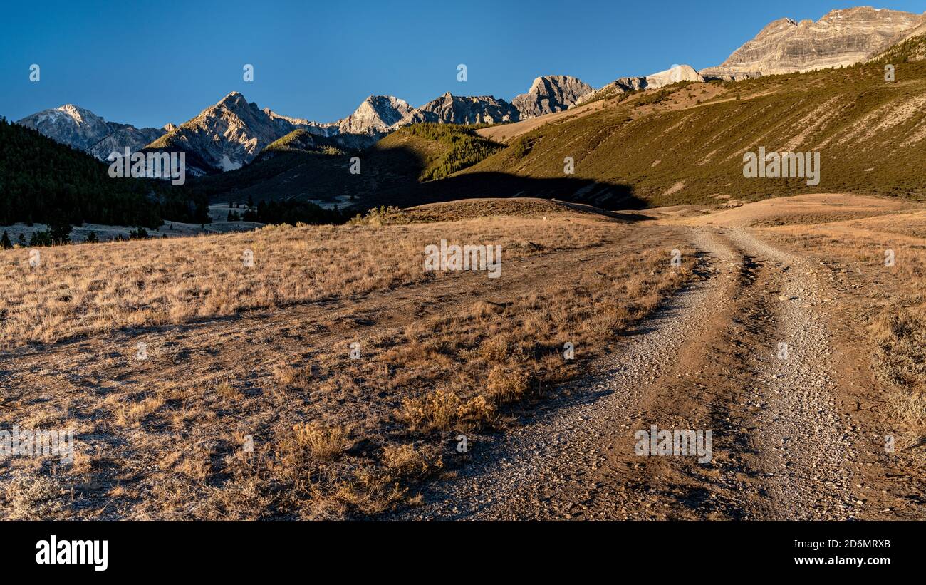 Idaho Bergstraße, die in die Hügel führt Stockfoto