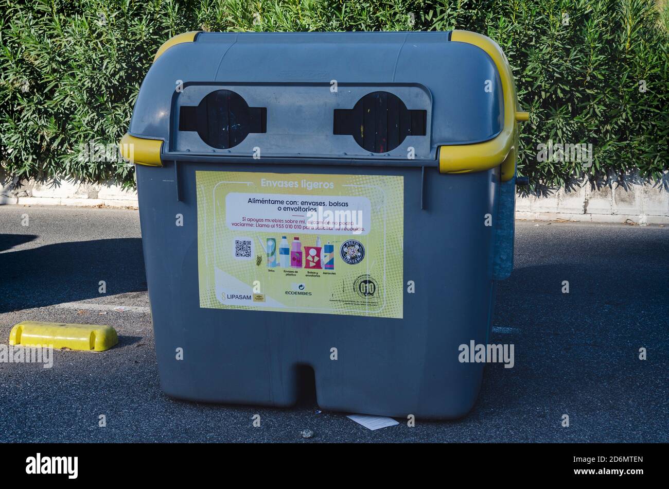 Ein Lipasam-Recyclingbehälter für leichte Verpackungen. Stockfoto