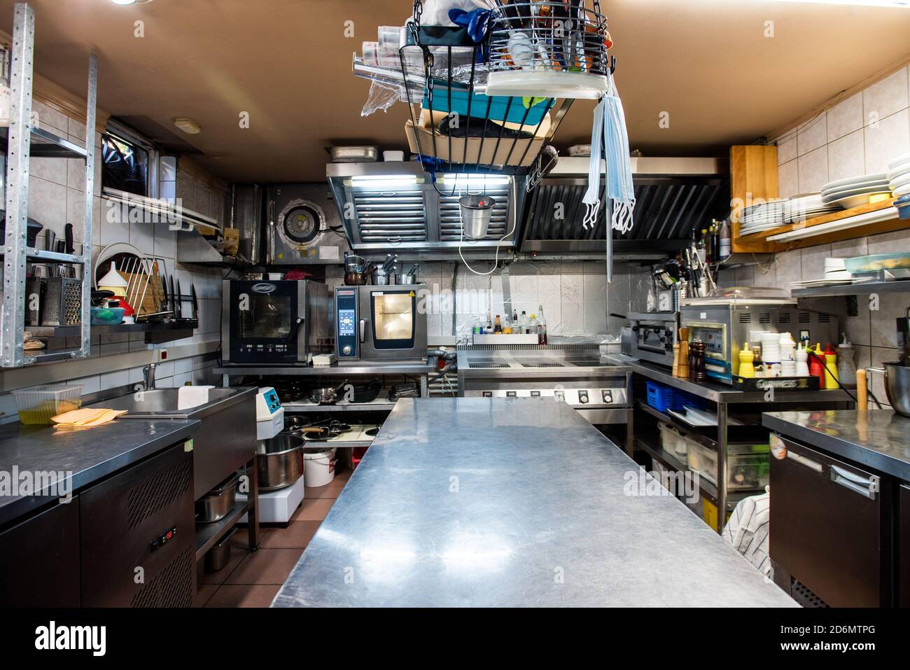 Interieur der großen Küche des modernen luxuriösen Restaurant mit Geschirr Stockfoto