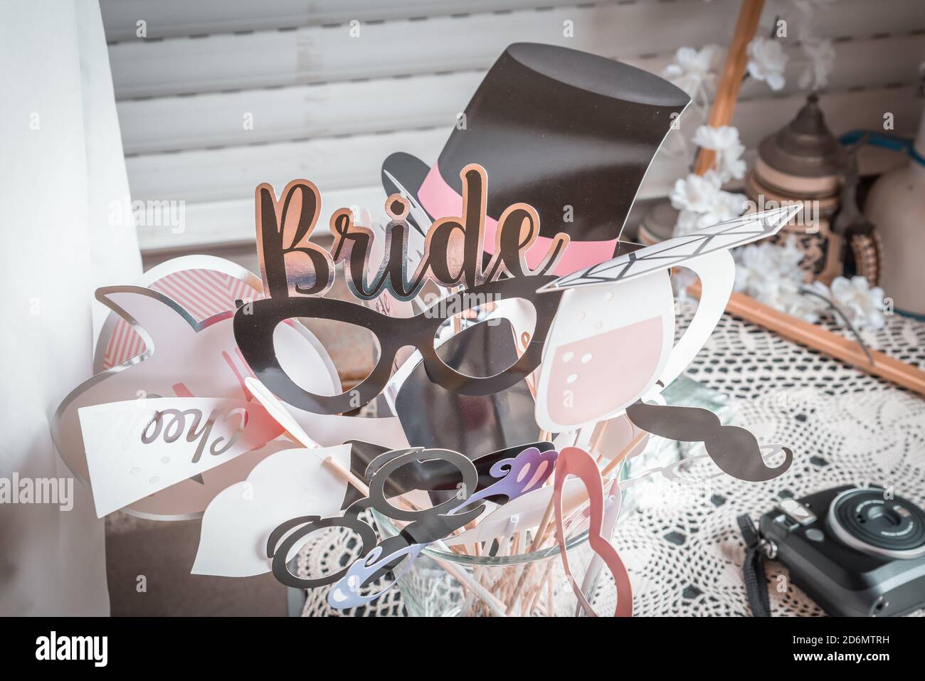 Requisiten für Hochzeitsfotos auf einer Hochzeitsfeier für das Fotoalbum, Deutschland Stockfoto