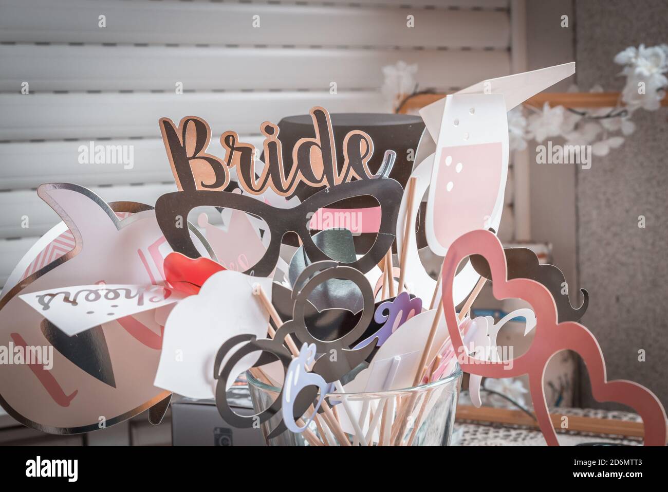 Requisiten für Hochzeitsfotos auf einer Hochzeitsfeier für das Fotoalbum, Deutschland Stockfoto