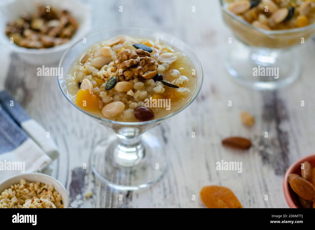 Traditionelles türkisches Dessert Asure oder Ashura (Noah Pudding), das aus den gekochten Getreide mit getrockneten Früchten und Körnern zubereitet wird. Asure Day oder Ashura Day ist t Stockfoto