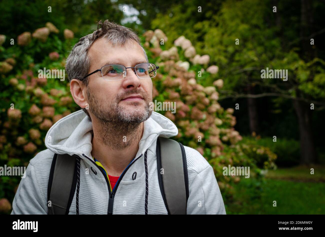 Porträt eines reifen Mannes in Brillen und einem Sport Pullover im Freien im Park Stockfoto