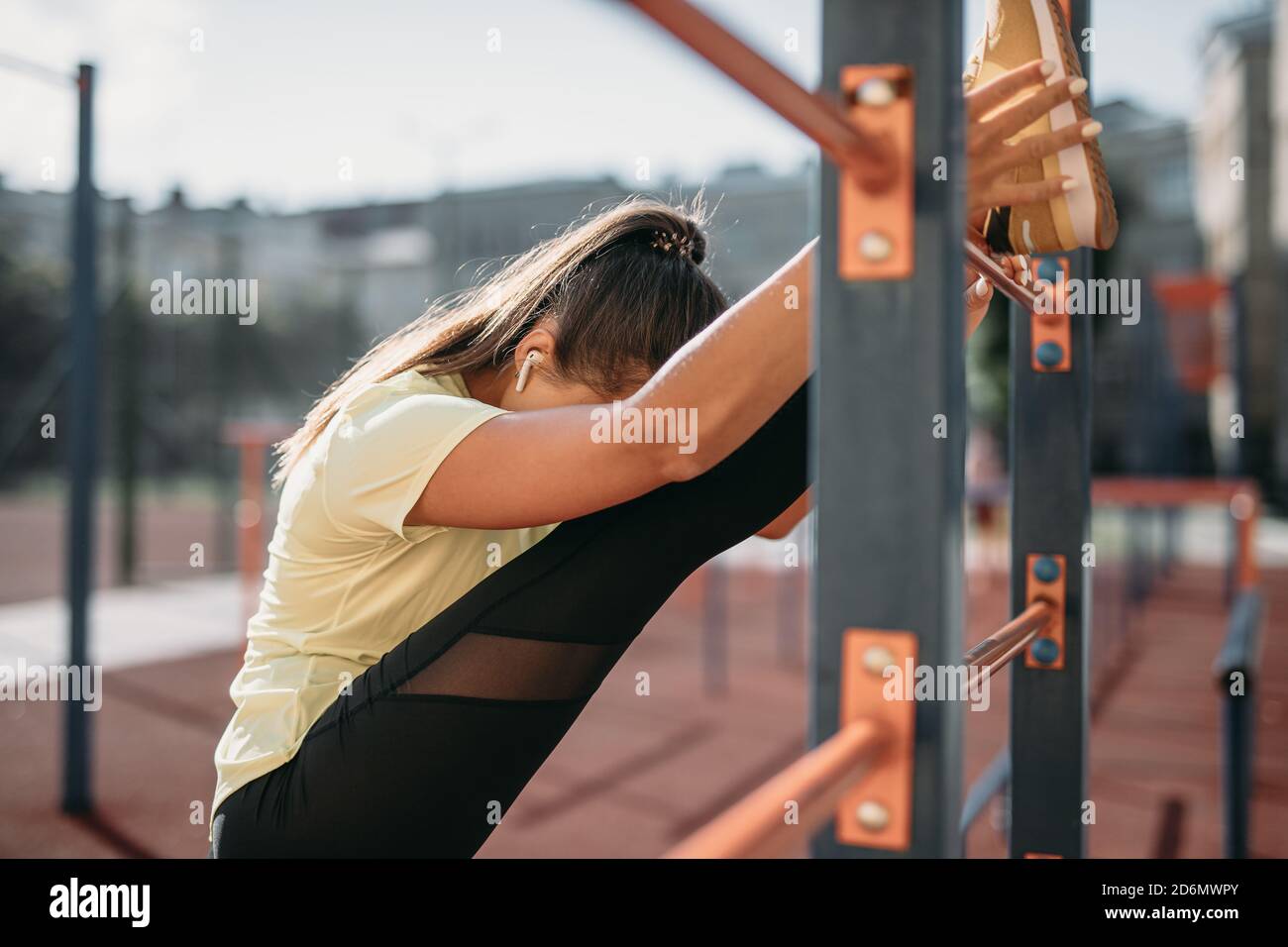 Muskulöse Frau tun flexible Turner im Freien Stockfoto