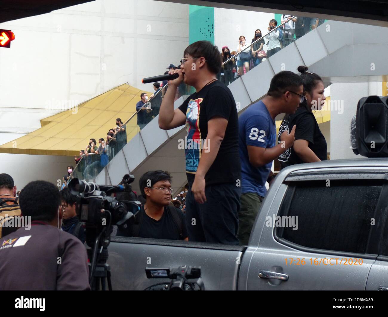 Protestführer spricht am 16. Oktober 2202 bei einer regierungsfeindlichen Demonstration junger Menschen an der Kreuzung Pathumwan, Bangkok, Thailand Stockfoto Protestführer spricht am 16. Oktober 2202 bei einer regierungsfeindlichen Demonstration junger Menschen an der Kreuzung Pathumwan, Bangkok, Thailand Stockfoto