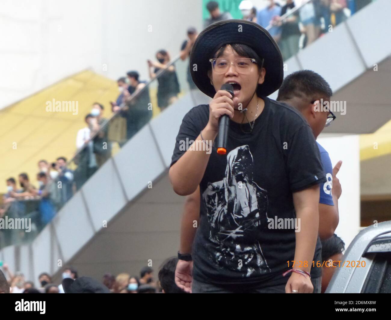 Protestführer spricht am 16. Oktober 2202 bei einer regierungsfeindlichen Demonstration junger Menschen an der Kreuzung Pathumwan, Bangkok, Thailand Stockfoto Protestführer spricht am 16. Oktober 2202 bei einer regierungsfeindlichen Demonstration junger Menschen an der Kreuzung Pathumwan, Bangkok, Thailand Stockfoto