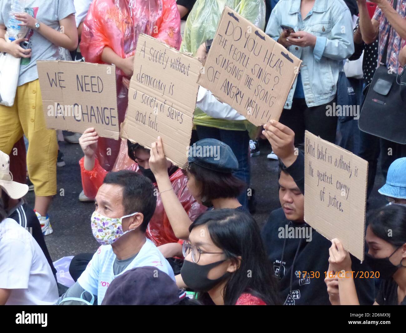 Englische Schilder, die von Protestierenden bei einer regierungsfeindlichen Demonstration von jungen Menschen am Kreuzungspunkt Pathumwan, Bangkok, Thailand, am 16. Oktober 2020 aufgehalten wurden. Stockfoto Englische Schilder, die von Protestierenden bei einer regierungsfeindlichen Demonstration von jungen Menschen am Kreuzungspunkt Pathumwan, Bangkok, Thailand, am 16. Oktober 2020 aufgehalten wurden. Stockfoto
